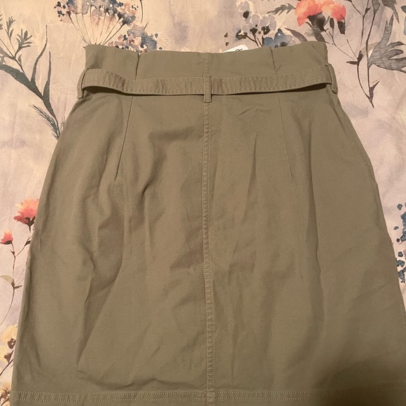 Size 8, Gap High waisted , paperbag skirt - Picture 4 of 4